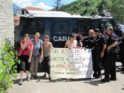 autoblido1111 e1309441557299 No Tav accusano: blindato dei Carabinieri ha investito e ucciso una donna 