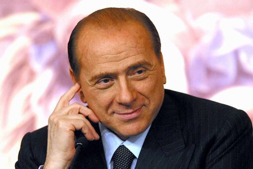 Barzelletta di Berlusconi a sfondo sessuale. La platea ammutolita