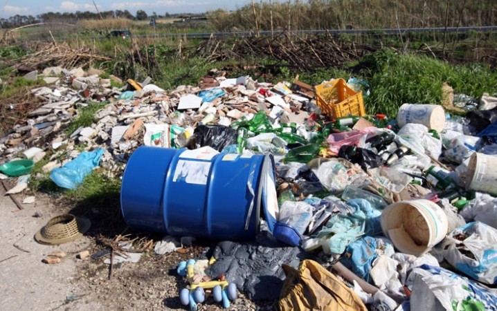 Milano invasa da spazzatura e rifiuti tossici. Bersani: “Vi aiuteremo noi”. Era il 1995