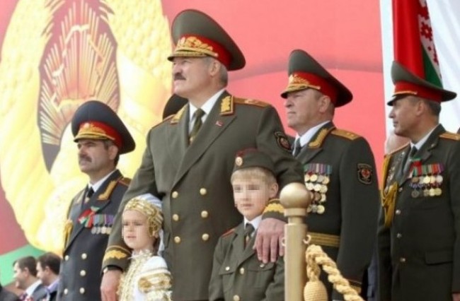 Bielorussia, il popolo si ribella grazie a Facebook. “Un applauso vi seppellirà”