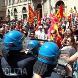 Dopo l’approvazione della manovra, scontri a piazza Montecitorio (video)