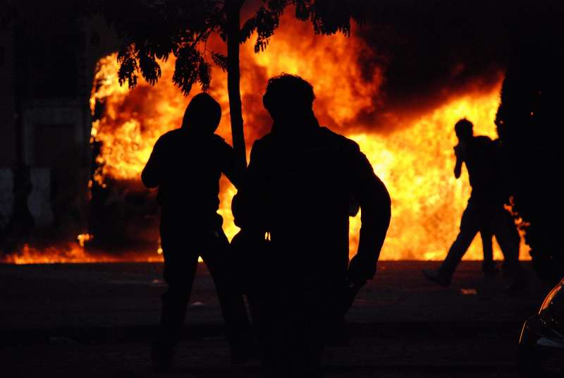 Indignados a Roma, il blindato in fiamme a San Giovanni – Photogallery