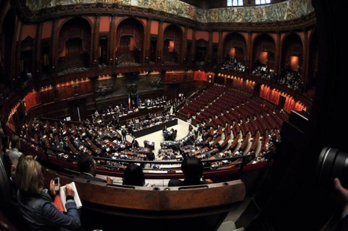Berlusconi parla alla Camera, tra vecchi slogan e pochi punti fermi