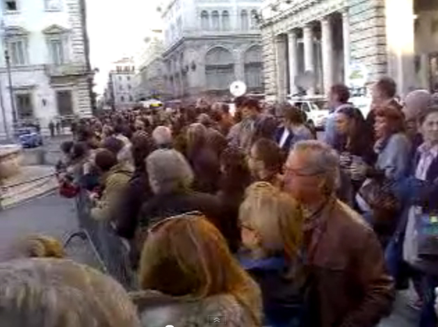 Folla davanti Montecitorio per le dimissioni di Berlusconi