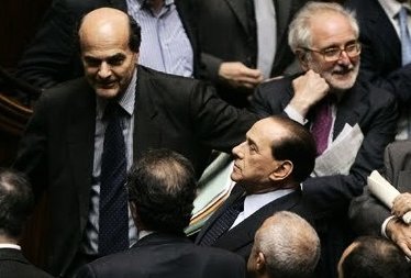 Berlusconi cerca di uscire dall’isolamento, “riforma elettorale con il Pd”