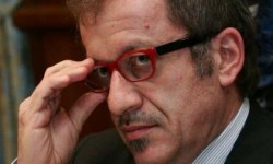 Maroni: «Sui Marò figura da peracottai». Ma dimentica il caso Battisti