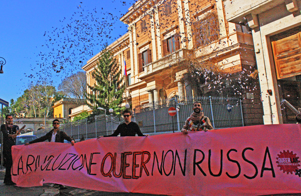 Gay: “E adesso multateci tutti”. Blitz davanti all’ambasciata russa