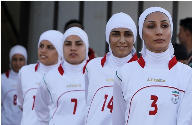 Hijab in campo, la Fifa fa un passo indietro, ma la religione non c’entra