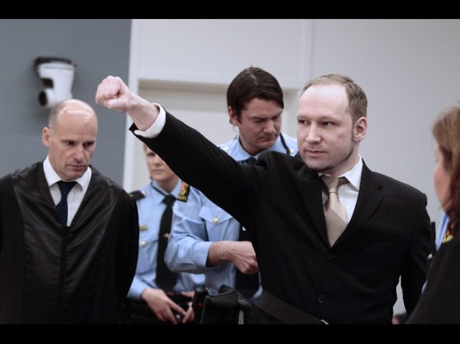 Breivik con il saluto nazista in aula: “Non potete giudicarmi”