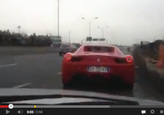 Sorpasso azzardato, distrugge la Ferrari. Accade a Bari – VIDEO