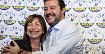 Matteo Salvini abbraccia Donatella Tesei