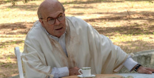 Favino interpreta Craxi in una scena di Hammamet