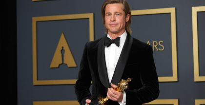 Brad Pitt posa nel backstage agli Oscar 2020